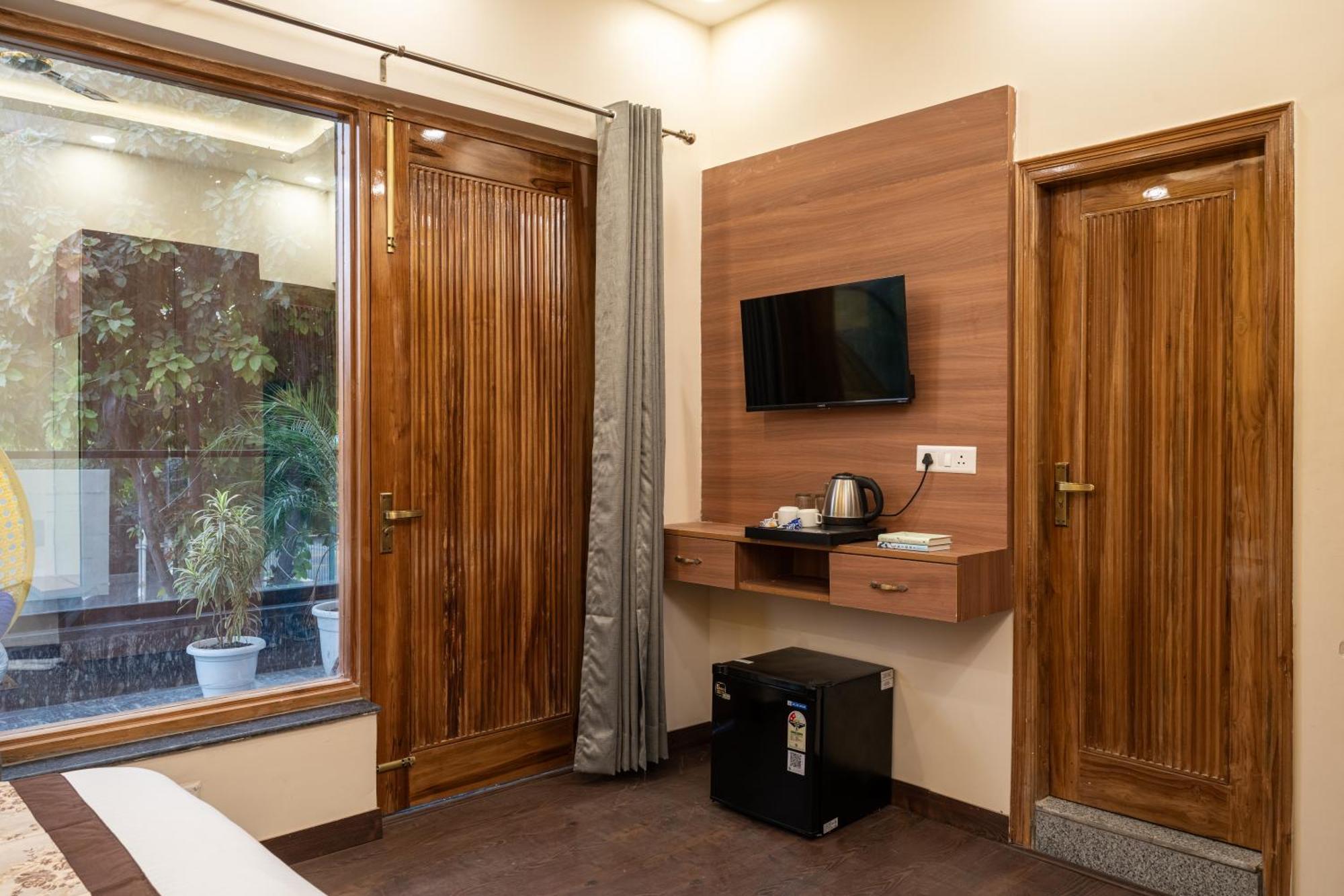 Lime Tree Hotel & One Bhk Serviced Apartment Noida - Sector 50 Metro Buitenkant foto